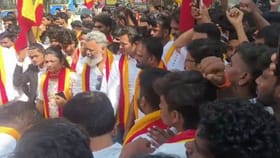 ಕನ್ನಡ ಮಾತನಾಡದಂತೆ ವಾರ್ಡನ್ ಧಮ್ಕಿ: ಕಾಲೇಜು ಮುಂಭಾಗ ಭಾರಿ ಪ್ರತಿಭಟನೆ