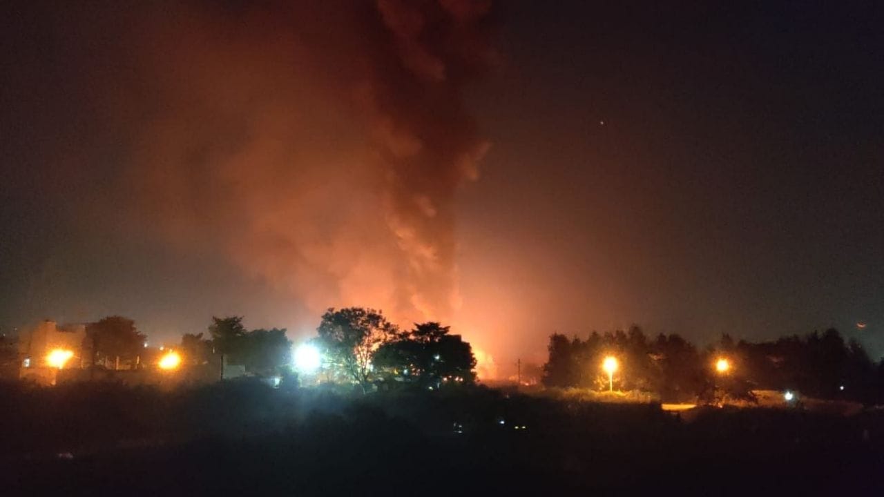 ಬೆಂಗಳೂರು: ಅಕ್ಷಯನಗರ ಸ್ಕ್ರಾಪ್ ಗೋಡೌನ್ನಲ್ಲಿ ಭಾರಿ ಅಗ್ನಿ ಅವಘಡ ಬೆಂಗಳೂರು: ಅಕ್ಷಯನಗರ ಸ್ಕ್ರಾಪ್ ಗೋಡೌನ್ನಲ್ಲಿ ಭಾರಿ ಅಗ್ನಿ ಅವಘಡ