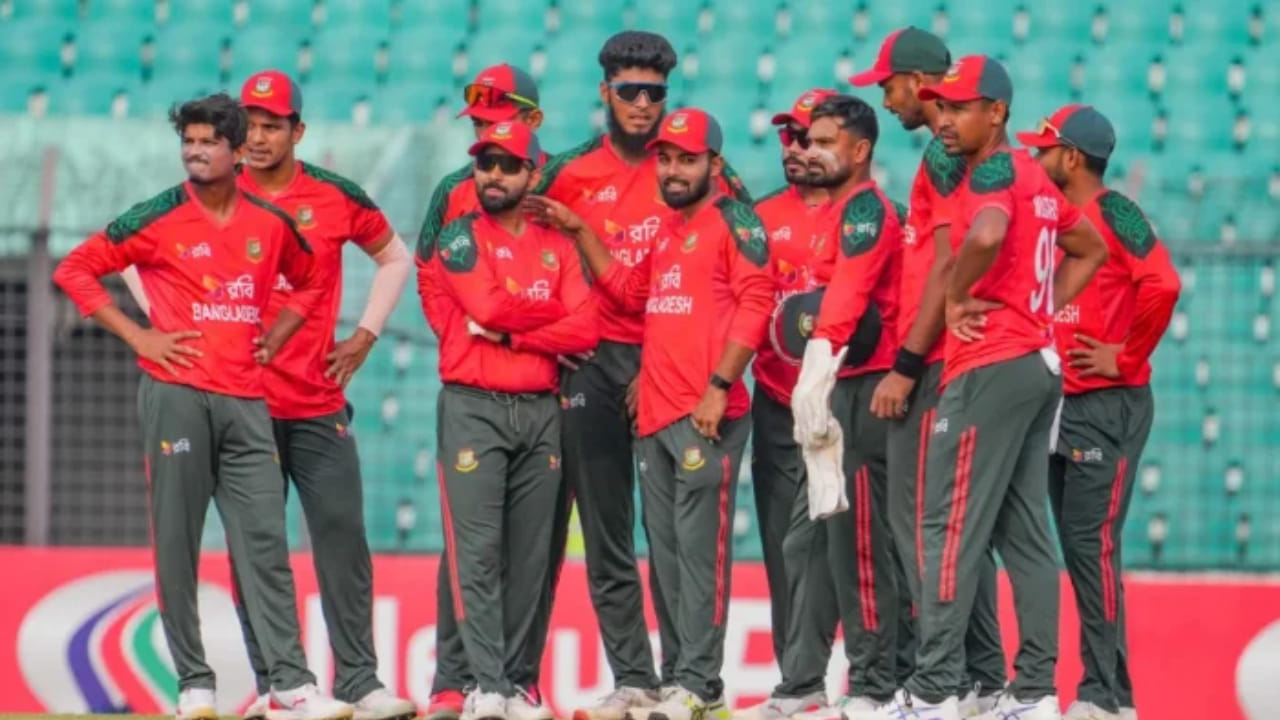 ಫೆಬ್ರವರಿ 7 ರಿಂದ ಪ್ರಾರಂಭವಾಗುವ 2026 ರ ಟಿ20 ವಿಶ್ವಕಪ್ಗಾಗಿ ಬಾಂಗ್ಲಾದೇಶ ತನ್ನ ತಂಡವನ್ನು ಭಾರತಕ್ಕೆ ಕಳುಹಿಸದಿರಲು ನಿರ್ಧರಿಸಿದೆ. ಬಾಂಗ್ಲಾದೇಶ ಕ್ರಿಕೆಟ್ ಮಂಡಳಿ ತನ್ನ ತಂಡವನ್ನು ಭಾರತಕ್ಕೆ ಕಳುಹಿಸದಿರುವ ಬಗ್ಗೆ ಐಸಿಸಿಗೆ ಪತ್ರ ಬರೆದಿದ್ದು ತಂಡದ ಪಂದ್ಯಗಳನ್ನು ಭಾರತದಿಂದ ಶ್ರೀಲಂಕಾಕ್ಕೆ ಸ್ಥಳಾಂತರಿಸುವಂತೆ ವಿನಂತಿಸಿದೆ. ಮುಸ್ತಾಫಿಜುರ್ ರೆಹಮಾನ್ರನ್ನು ಐಪಿಎಲ್ನಿಂದ ಹೊರಹಾಕಿದ್ದು, ಬಿಸಿಬಿಯ ಈ ನಿರ್ಧಾರಕ್ಕೆ ಕಾರಣವಾಗಿದೆ.