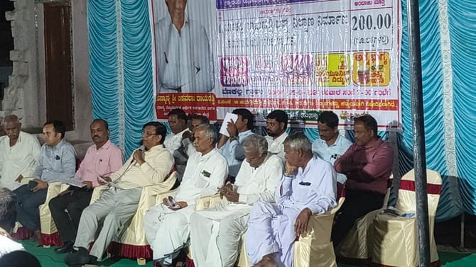 ಸಿಎಂ ಸಿದ್ದರಾಮಯ್ಯ ಆರ್ಥಿಕ ಸಲಹೆಗಾರ ಬಸವರಾಜ್ ರಾಯರೆಡ್ಡಿಗೆ ಕಲ್ಲೆಸೆತ