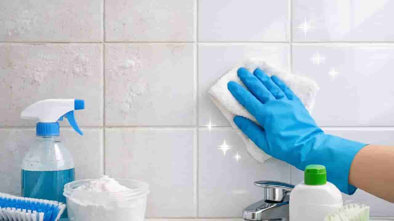 ಬಾತ್ರೂಮ್ ಟೈಲ್ಸ್ ಮೇಲಿನ ಹಠಮಾರಿ ಕಲೆಗಳನ್ನು ಹೋಗಲಾಡಿಸಲು ಜಸ್ಟ್ ಈ ಟ್ರಿಕ್ಸ್ ಪಾಲಿಸಿ