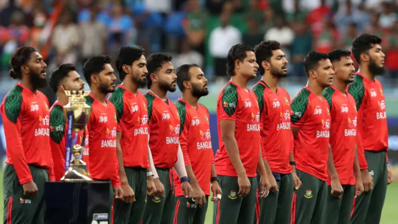 ಬಾಂಗ್ಲಾದೇಶ 2026 ರ ಟಿ20 ವಿಶ್ವಕಪ್ನಲ್ಲಿ ಭಾಗವಹಿಸದಿರಲು ನಿರ್ಧರಿಸಿದೆ. ಭದ್ರತಾ ಕಾರಣಗಳಿಂದಾಗಿ ತಂಡವನ್ನು ಭಾರತಕ್ಕೆ ಕಳುಹಿಸಲು ಬಾಂಗ್ಲಾದೇಶ ಕ್ರಿಕೆಟ್ ಮಂಡಳಿ ನಿರಾಕರಿಸಿದೆ. ಈ ಬಗ್ಗೆ ಪತ್ರಿಕೆಗಳಿಗೆ ಹೇಳಿಕೆ ನೀಡಿರುವ ಬಾಂಗ್ಲಾದೇಶದ ಯುವಜನ ಮತ್ತು ಕ್ರೀಡಾ ಸಲಹೆಗಾರ ಆಸಿಫ್ ನಜ್ರುಲ್ ಭಾರತದ ಭದ್ರತಾ ಪರಿಸ್ಥಿತಿ ಬದಲಾಗಿಲ್ಲ. ಹೀಗಾಗಿ ನಮ್ಮ ತಂಡವನ್ನು ಭಾರತಕ್ಕೆ ಕಳುಹಿಸುತ್ತಿಲ್ಲ ಎಂದಿದ್ದರು.