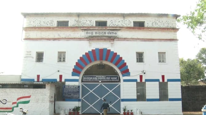 ಹಿಂಡಲಗಾ ಜೈಲಿನ ಒಳಗೆ ಮೊಬೈಲ್, ಡ್ರಗ್ಸ್! ಸಿಬ್ಬಂದಿಯೇ ಅಕ್ರಮದಲ್ಲಿ ಶಾಮೀಲು?