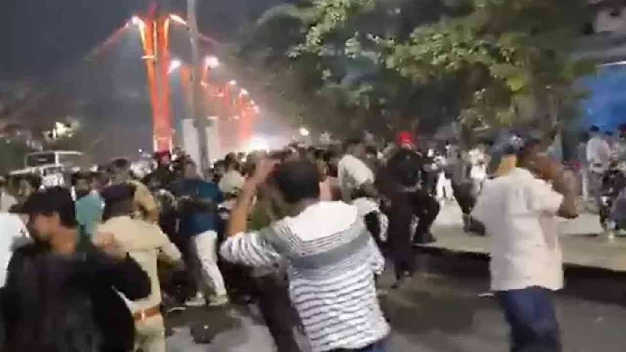 ಬಳ್ಳಾರಿ ಗಲಭೆ: 20 ಜನರ ಬಂಧನ, ಕಾಂಗ್ರೆಸ್ನವರೆಷ್ಟು, ಬಿಜೆಪಿಯವರೆಷ್ಟು? ರೆಡ್ಡಿಗೂ ಸಂಕಷ್ಟ ಬಳ್ಳಾರಿ ಗಲಭೆ: 20 ಜನರ ಬಂಧನ, ಕಾಂಗ್ರೆಸ್ನವರೆಷ್ಟು, ಬಿಜೆಪಿಯವರೆಷ್ಟು? ರೆಡ್ಡಿಗೂ ಸಂಕಷ್ಟ