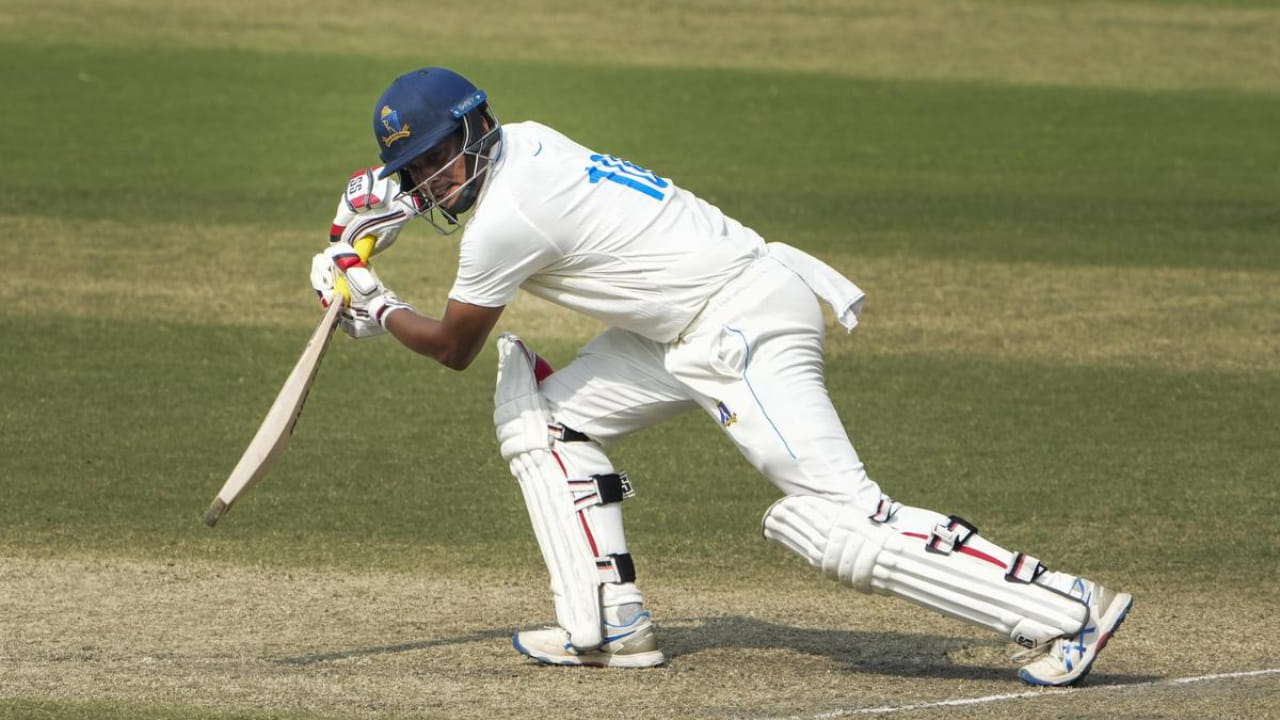 ಬಂಗಾಳ ಕ್ರಿಕೆಟ್ ಅಕಾಡೆಮಿ ಮೈದಾನದಲ್ಲಿ ನಡೆಯುತ್ತಿರುವ ಈ ಪಂದ್ಯದಲ್ಲಿ ಬಂಗಾಳ ತಂಡ ಮೇಲುಗೈ ಸಾಧಿಸಿದೆ. ಈ ಪಂದ್ಯದಲ್ಲಿ ಮೊದಲು ಬ್ಯಾಟಿಂಗ್ ಮಾಡಿದ ಬಂಗಾಳ ಮೊದಲ ಇನ್ನಿಂಗ್ಸ್​ನಲ್ಲಿ 519 ರನ್ ಗಳಿಸಿತು. ಆ ಬಳಿಕ ಮೊದಲ ಇನ್ನಿಂಗ್ಸ್ ಆರಂಭಿಸಿದ ಸರ್ವಿಸಸ್ 186 ರನ್‌ಗಳಿಗೆ ಆಲೌಟ್ ಆಯಿತು. 