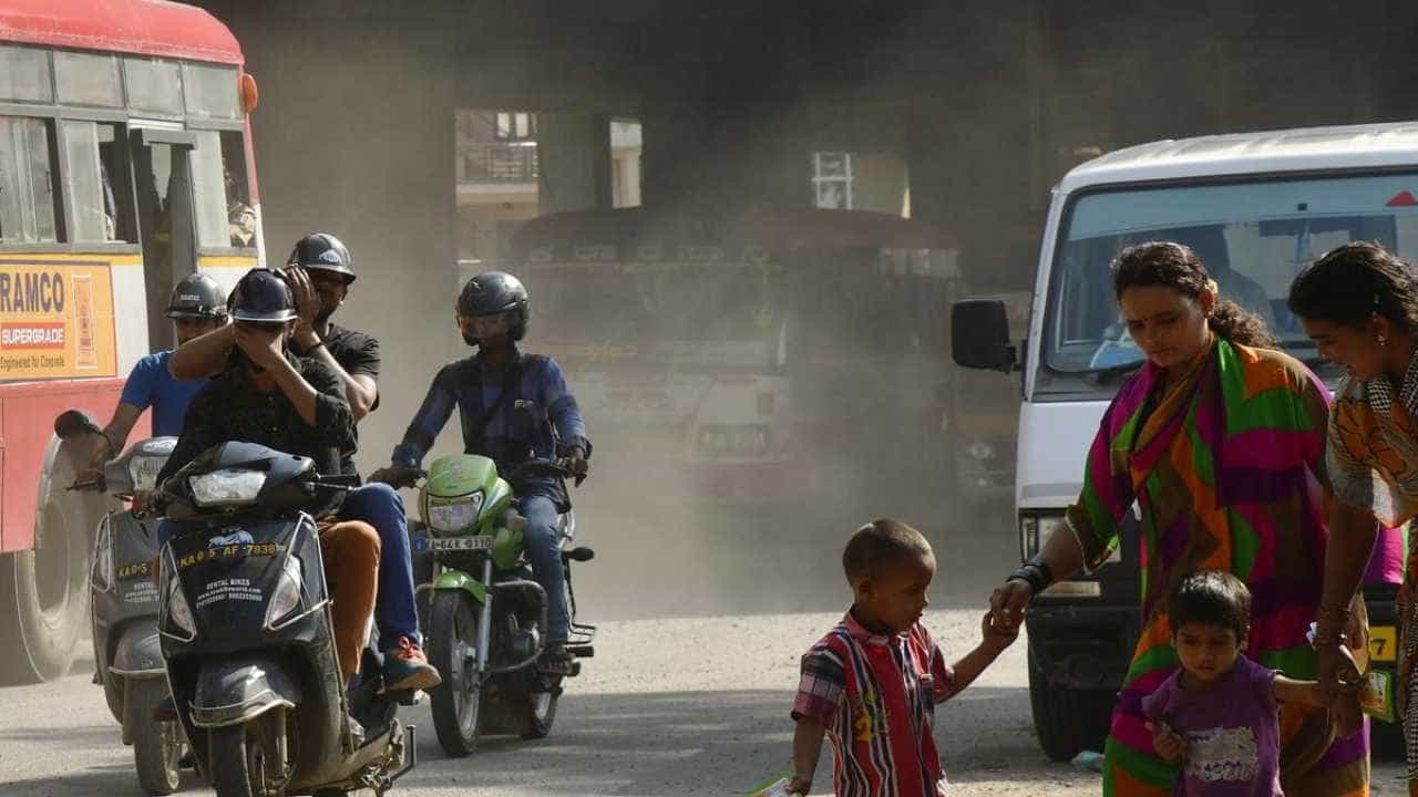 Bengaluru Air Quality: ಬಳ್ಳಾರಿಯ ಗಾಳಿ ಉಸಿರಾಡಲು ಅಯೋಗ್ಯ! ರಾಜ್ಯದಲ್ಲೇ ದಾಖಲಾದ ಅತ್ಯಂತ ಕಳಪೆ ಏರ್ ಕ್ವಾಲಿಟಿ Bengaluru Air Quality: ಬಳ್ಳಾರಿಯ ಗಾಳಿ ಉಸಿರಾಡಲು ಅಯೋಗ್ಯ! ರಾಜ್ಯದಲ್ಲೇ ದಾಖಲಾದ ಅತ್ಯಂತ ಕಳಪೆ ಏರ್ ಕ್ವಾಲಿಟಿ