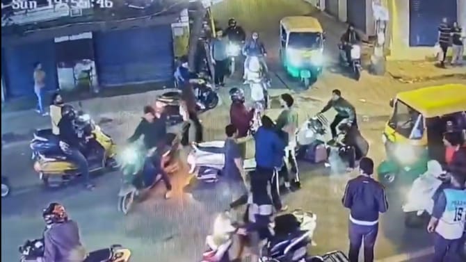 ಕ್ಷುಲ್ಲಕ ಕಾರಣಕ್ಕೆ ನಡು ರಸ್ತೆಯಲ್ಲೇ ಮಾರಾಮಾರಿ: ಸ್ಥಳೀಯರಿಂದ ಬಿತ್ತು ಗೂಸಾ