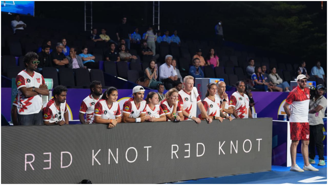 ವಿಶ್ವ ಪಿಕಲ್ ಬಾಲ್ ಲೀಗ್ 2ನೇ ಸೀಸನ್ ಇತ್ತೀಚೆಗೆ ಪ್ರಾರಂಭ ಆಗಿದೆ. ಈ ಮ್ಯಾಚ್ನಲ್ಲಿ ‘ಬೆಂಗಳೂರು ಜವಾನ್ಸ್’ ತಂಡವು ‘ಪುಣೆ ಯುನೈಟೆಡ್’ ವಿರುದ್ಧ 5-0 ಅಂತರದಿಂದ ಕ್ಲೀನ್ ಸ್ವೀಪ್ ಮಾಡುವ ಮೂಲಕ ಭರ್ಜರಿ ಗೆಲುವು ಸಾಧಿಸಿದೆ.