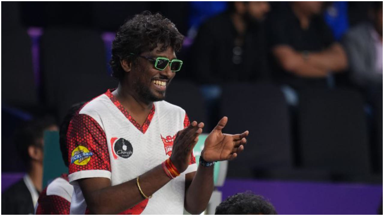 ಸ್ಟೇಡಿಯಂನಲ್ಲಿ ನೆರೆದಿದ್ದ ನಿರ್ದೇಶಕ ಅಟ್ಲಿ ಅವರ ಅಭಿಮಾನಿಗಳ ಹರ್ಷೋದ್ಗಾರ ಹಾಗೂ ಬೆಂಬಲದಿಂದ ಪಂದ್ಯಕ್ಕೆ ಮತ್ತಷ್ಟು ಮೆರುಗು ಬಂದಿತ್ತು. ತಮ್ಮ ತಂಡ ಗೆದ್ದಿದ್ದಕ್ಕೆ ಅಟ್ಲಿ ಅವರಿಗೆ ಸಖತ್ ಖುಷಿ ಆಗಿದೆ.