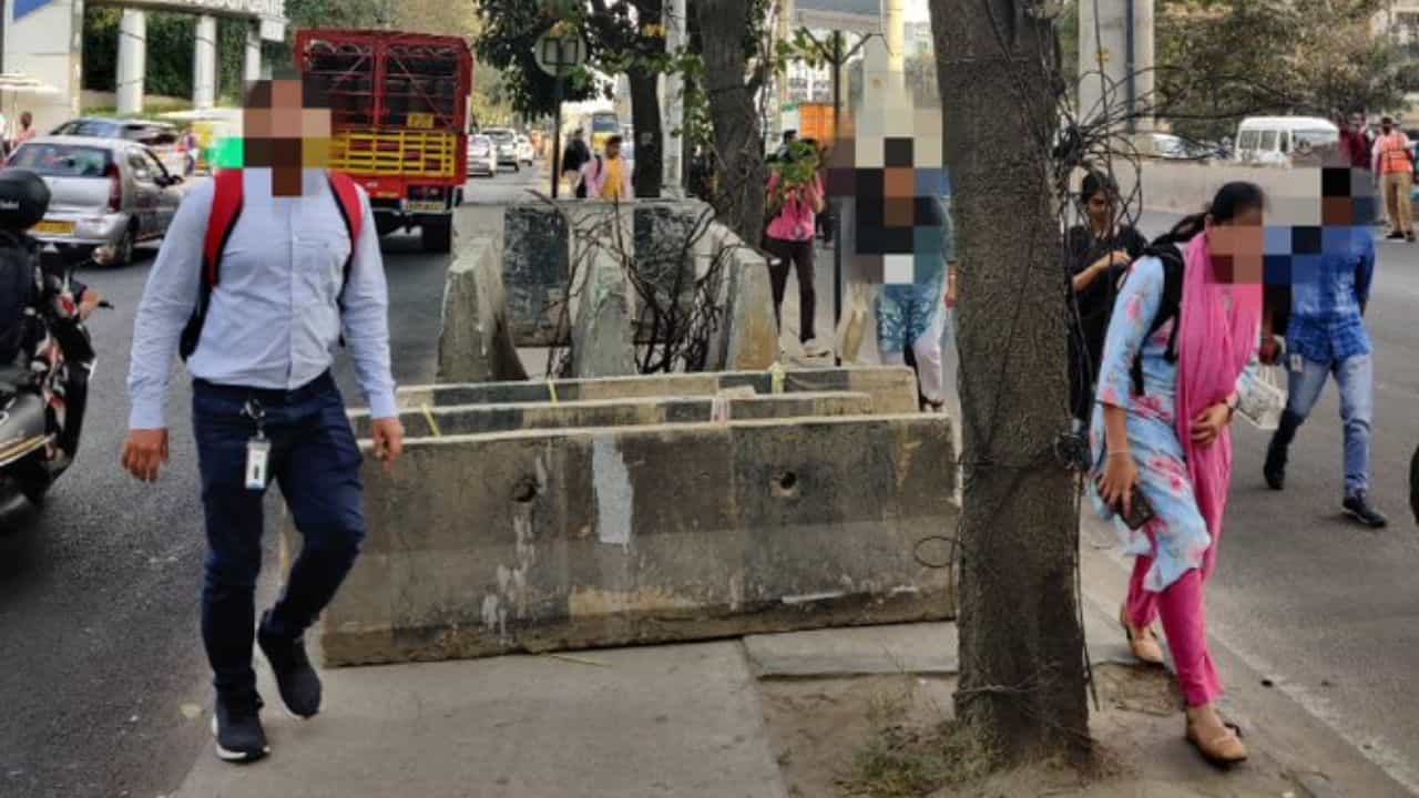 ಬೆಂಗಳೂರಿನಲ್ಲಿ ಪಾದಚಾರಿ ಮಾರ್ಗಕ್ಕೂ ಬಂತು ಕುತ್ತು: ಜನ ಓಡಾಡುವ ದಾರಿಯಲ್ಲಿ ಕಾಂಕ್ರೀಟ್ ಬ್ಲಾಕ್​​ಗಳ ಹಾವಳಿ