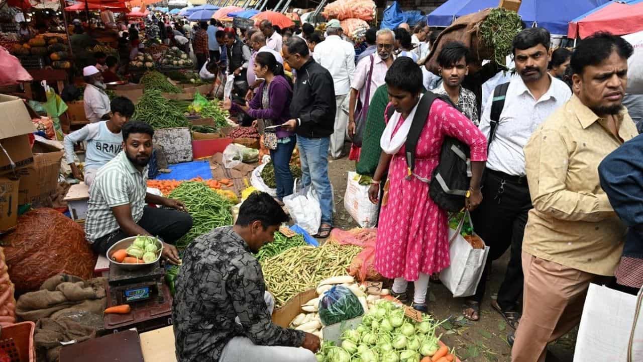 ಮಕರ ಸಂಕಾಂತ್ರಿಗೆ ಸಿಲಿಕಾನ್​​ ಸಿಟಿ ದುಬಾರಿ: ಗಗನಕ್ಕೇರಿದ ಹೂವು, ಹಣ್ಣು, ಕಬ್ಬು, ಎಳ್ಳು ಬೆಲ್ಲ ಬೆಲೆ