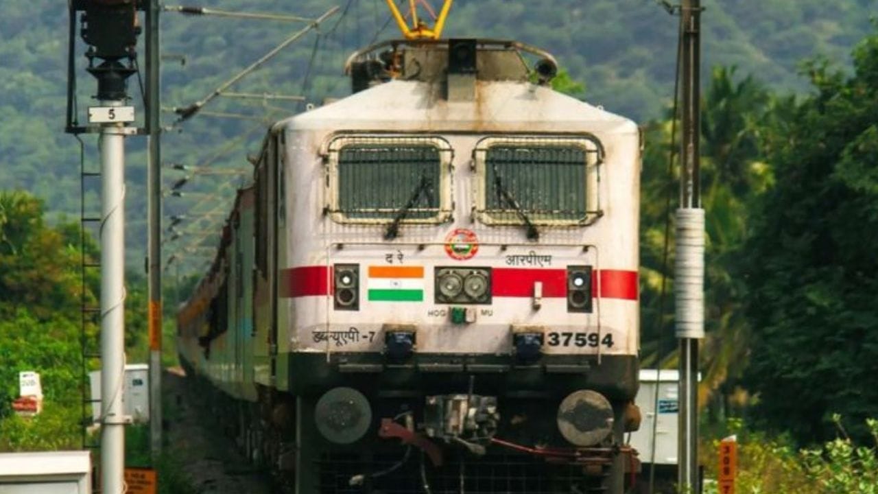 ಜ.17ರಿಂದ ಮಾರ್ಚ್​​ 11 ವರೆಗೆ ಕೆಎಸ್‌ಆರ್ ಬೆಂಗಳೂರು - ಹಜೂರ್ ಸಾಹಿಬ್ ನಾಂದೇಡ್ ಎಕ್ಸ್‌ಪ್ರೆಸ್ ರೈಲು ಕೂಡ ಕೆಎಸ್‌ಆರ್ ಬೆಂಗಳೂರಿಗೆ ಬದಲಾಗಿ ಯಶವಂತಪುರದಿಂದ ರಾತ್ರಿ 11:55 ಕ್ಕೆ ಹೊರಡಲಿದೆ. ಈ ರೈಲು ಯಶವಂತಪುರ, ಲೊಟ್ಟೆ ಗೊಲ್ಲಹಳ್ಳಿ ಮತ್ತು ಯಲಹಂಕ ಮಾರ್ಗವಾಗಿ ಸಂಚರಿಸಲಿದ್ದು ಕೆಎಸ್‌ಆರ್ ಬೆಂಗಳೂರು ಮತ್ತು ಬೆಂಗಳೂರು ಕಂಟೋನ್ಮೆಂಟ್‌ ನಿಲ್ದಾಣ ಸ್ಟಾಫ್​​​ ಇರುವುದಿಲ್ಲ. 
