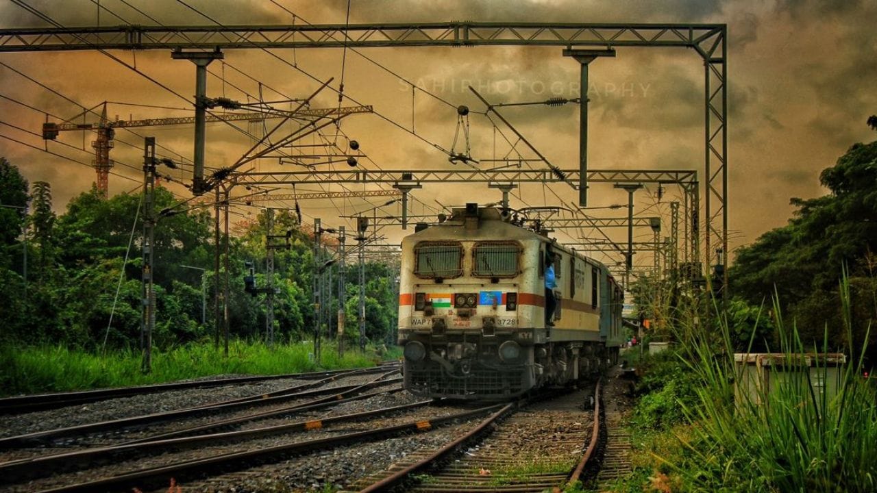 ಕೆಎಸ್‌ಆರ್ ಬೆಂಗಳೂರು - ಕಣ್ಣೂರು ಎಕ್ಸ್‌ಪ್ರೆಸ್ ರೈಲು ಕೂಡ ಜ.17ರಿಂದ ಮಾರ್ಚ್​​ 11 ವರೆಗೆ ಕೆಎಸ್‌ಆರ್ ಬೆಂಗಳೂರಿಗೆ ಬದಲಾಗಿ ಎಸ್‌ಎಂವಿಟಿ ಬೆಂಗಳೂರಿನಿಂದ ರಾತ್ರಿ 8:00 ಗಂಟೆಗೆ ಹೊರಡಲಿದೆ.  ಈ ರೈಲು ಎಸ್‌ಎಂವಿಟಿ ಬೆಂಗಳೂರು, ಬಾಣಸವಾಡಿ, ಹೆಬ್ಬಾಳ ಮತ್ತು ಯಶವಂತಪುರ ಮಾರ್ಗವಾಗಿ ಸಂಚರಿಸಲಿದೆ.
