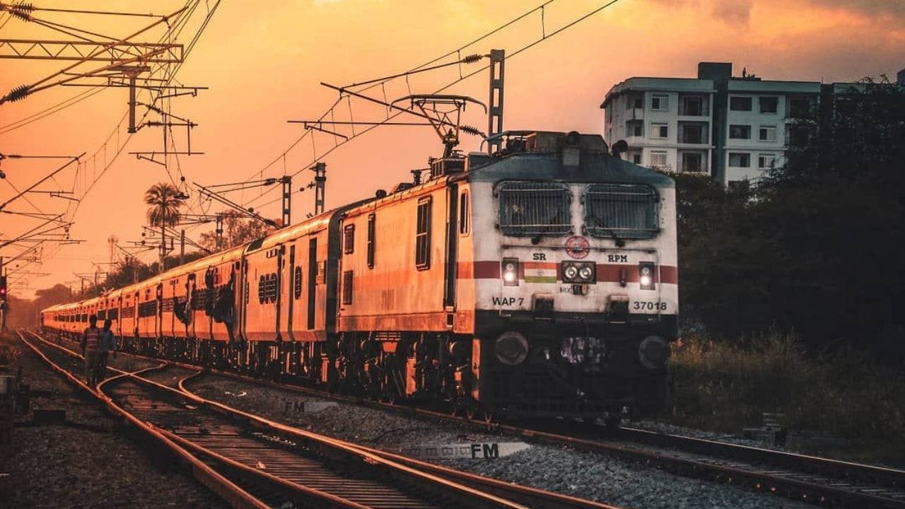 ಜ.16ರಿಂದ ಮಾರ್ಚ್​​​ 10ರವರೆಗೆ ಹೊರಡುವ ರೈಲು ಸಂಖ್ಯೆ 12678 ಎರ್ನಾಕುಲಂ ಜಂಕ್ಷನ್ - ಕೆಎಸ್ಆರ್ ಬೆಂಗಳೂರು ಎಕ್ಸ್‌ಪ್ರೆಸ್ ರೈಲುಬೆಂಗಳೂರು ಕಂಟೋನ್ಮೆಂಟ್ ಮತ್ತು ಕೆಎಸ್ಆರ್ ಬೆಂಗಳೂರು ನಡುವೆ ಭಾಗಶಃ ರದ್ದು ಮಾಡಲಾಗಿದೆ. ಈ ರೈಲು ಕೆಎಸ್ಆರ್ ಬೆಂಗಳೂರಿಗೆ  ಬದಲಾಗಿ  ಬೆಂಗಳೂರು  ಕಂಟೋನ್ಮೆಂಟ್‌ ನಿಲ್ದಾಣದವರೆಗೆ ಮಾತ್ರ ಹೋಗಲಿದೆ. 
