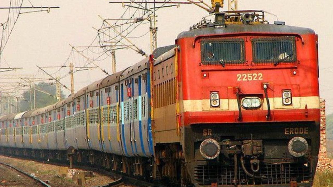 ಬೆಂಗಳೂರಿನಿಂದ ವಿವಿಧ ಊರುಗಳಿಗೆ ರೈಲಿನಲ್ಲಿ ಹೋಗುವ ಜನರು ಈ ಬದಲಾವಣೆಗಳನ್ನು ಗಮನಿಸಲೇಬೇಕು. ಕೆಎಸ್‌ಆರ್ ಬೆಂಗಳೂರು ನಿಲ್ದಾಣದಲ್ಲಿ ಪಿಟ್ ಲೈನ್ ಪುನರ್ನಿರ್ಮಾಣ ಕಾಮಗಾರಿ ನಡೆಯುತ್ತಿರುವ ಕಾರಣ ರೈಲುಗಳ ಟರ್ಮಿನಲ್ ನಿಲ್ದಾಣಗಳಲ್ಲಿ ಬದಲಾವಣೆಯನ್ನು ಮಾಡಲಾಗಿದೆ. 
