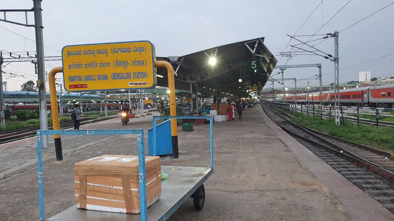 ಇನ್ನು ಜ.17ರಿಂದ ಮಾರ್ಚ್ 11ರವರೆಗೆ ರೈಲು ಸಂಖ್ಯೆ 12677 ಕೆಎಸ್ಆರ್ ಬೆಂಗಳೂರು - ಎರ್ನಾಕುಲಂ ಜಂಕ್ಷನ್ ಎಕ್ಸ್‌ಪ್ರೆಸ್ ರೈಲು ಕೆಎಸ್ಆರ್ ಬೆಂಗಳೂರು ಮತ್ತು ಬೆಂಗಳೂರು ಕಂಟೋನ್ಮೆಂಟ್ ನಡುವೆ ಭಾಗಶಃ ರದ್ದಾಗಲಿದೆ. ಈ ರೈಲು ಕೆಎಸ್ಆರ್ ಬೆಂಗಳೂರು ನಿಲ್ದಾಣಕ್ಕೆ ಬದಲಾಗಿ ಬೆಂಗಳೂರು ಕಂಟೋನ್ಮೆಂಟ್‌ ನಿಲ್ದಾಣದಿಂದ ಬೆಳಿಗ್ಗೆ 06:20 ಕ್ಕೆ ಹೊರಡುತ್ತದೆ.
