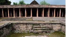 ಭೋಜಶಾಲಾದಲ್ಲಿ ಹಿಂದೂಗಳು ಪೂಜೆ , ಮುಸ್ಲಿಮರು ನಮಾಜ್ ಮಾಡಲು ಅನುಮತಿ