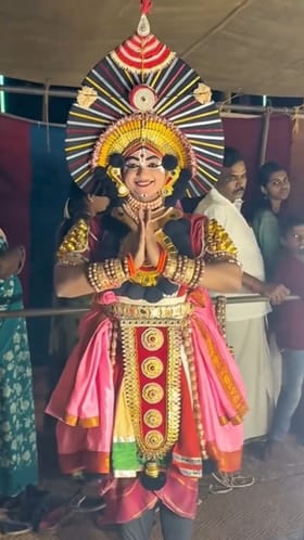 ಯಕ್ಷಗಾನ ಪೋಷಾಕಿನಲ್ಲಿರುವ ಈ ನಟಿ ಯಾರು ಗುರುತಿಸಬಲ್ಲಿರಾ?