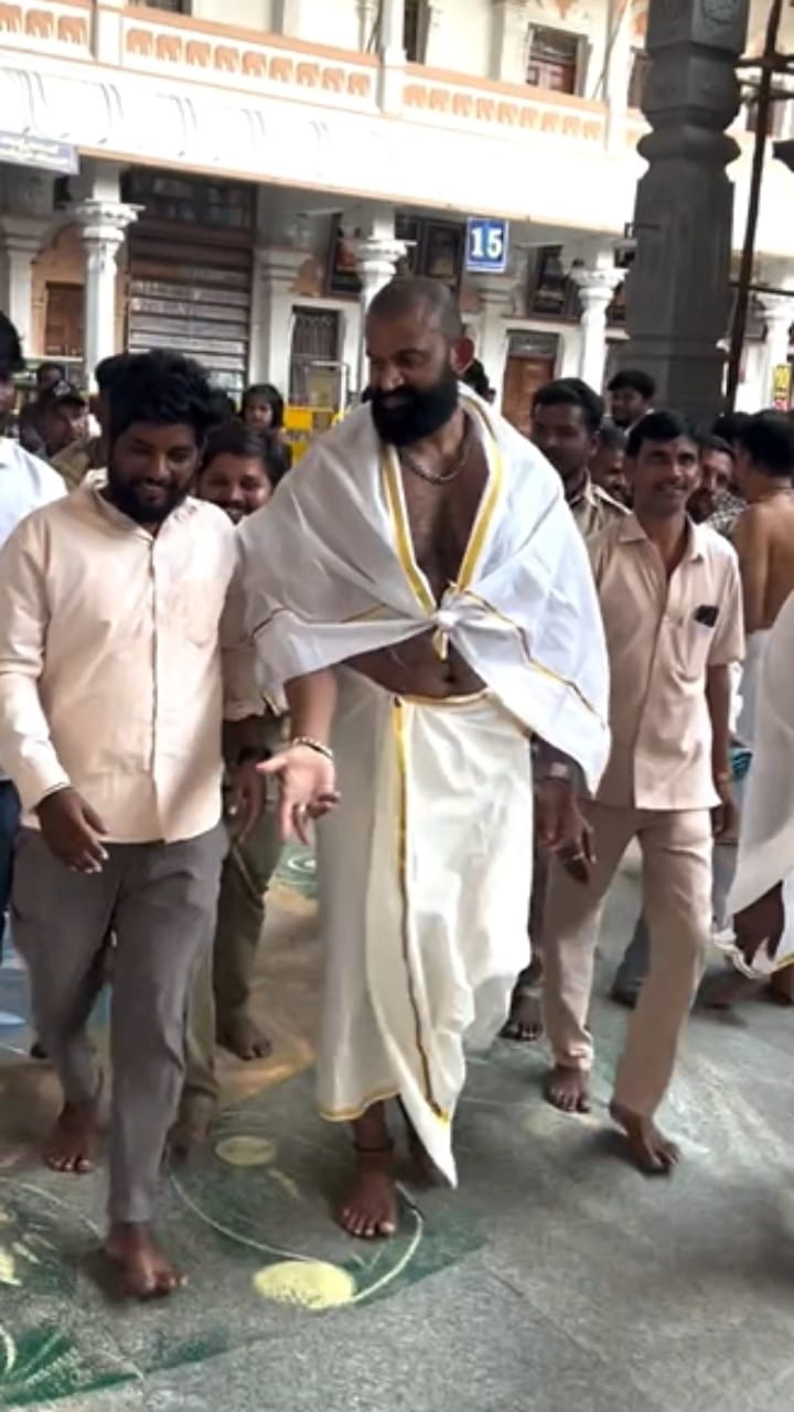 ಮಂತ್ರಾಲಯಕ್ಕೆ ಭೇಟಿ ನಿಡಿದ ಬಿಗ್​​ಬಾಸ್ ರಘು, ಮುತ್ತಿಕೊಂಡ ಅಭಿಮಾನಿಗಳು