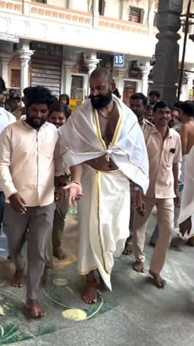 ಮಂತ್ರಾಲಯಕ್ಕೆ ಭೇಟಿ ನಿಡಿದ ಬಿಗ್​​ಬಾಸ್ ರಘು, ಮುತ್ತಿಕೊಂಡ ಅಭಿಮಾನಿಗಳು