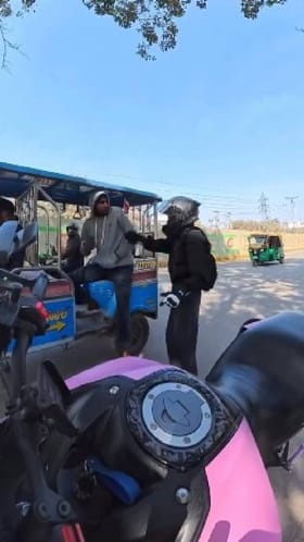 ಬೈಕ್​ನಲ್ಲಿ ಹೋಗುತ್ತಿದ್ದ ಯುವತಿಯ ಚೇಡಿಸಿ ಆಕೆಯ ಕೈಯಿಂದ್ಲೇ ಪೆಟ್ಟು ತಿಂದ ಯುವಕ