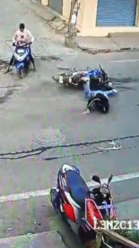 ನೋಡನೋಡುತ್ತಿದ್ದಂತೆ ಸ್ಕಿಡ್ ಆಗಿ ಬಿದ್ದ ಬೈಕ್‌ ಸವಾರ