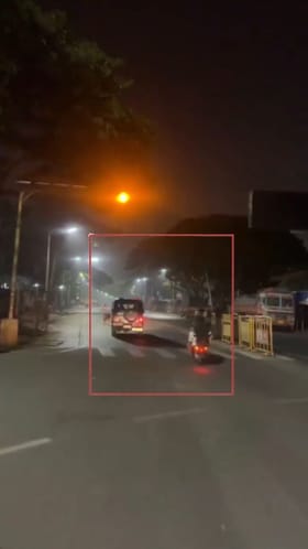 ಪೊಲೀಸರ ಎದುರೇ ಯುವಕರಿಂದ ವ್ಹೀಲಿಂಗ್​​