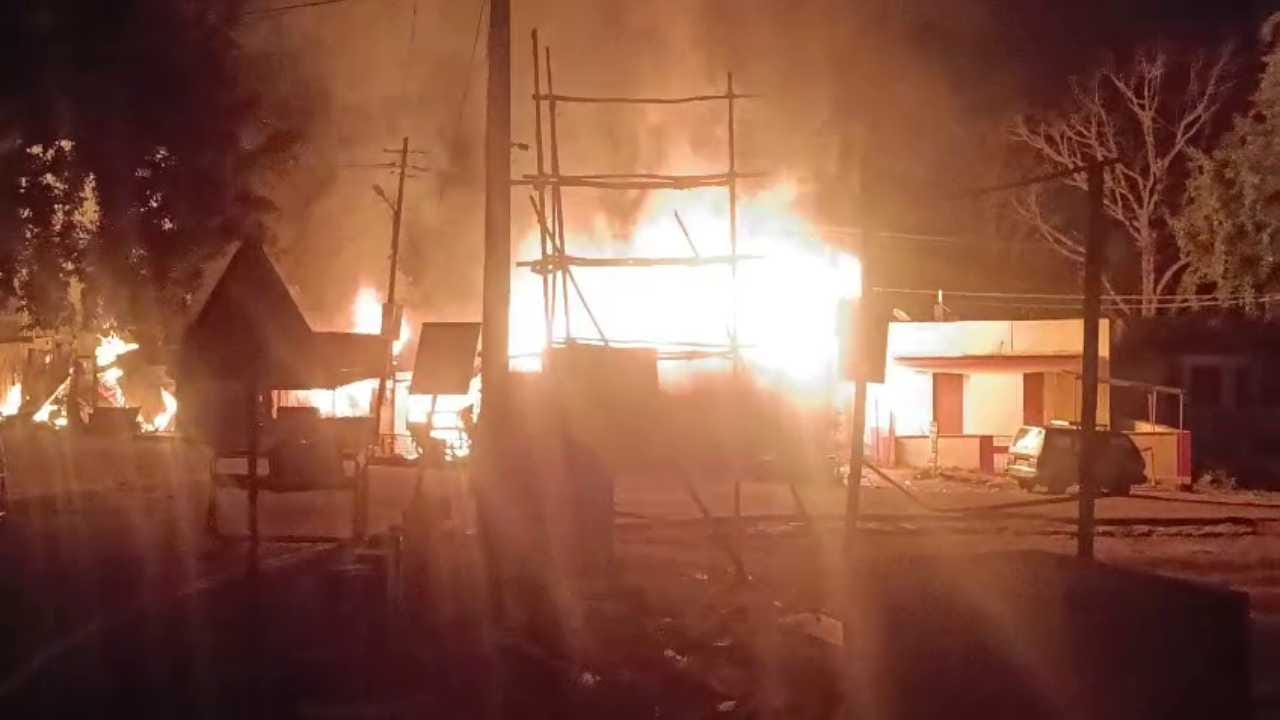 ಬಿಳಿಗಿರಿರಂಗನ ಬೆಟ್ಟದಲ್ಲಿ ಅಗ್ನಿ ಅವಘಡ; ಅಂಗಡಿಗಳು ಭಸ್ಮ! ಬಿಳಿಗಿರಿರಂಗನ ಬೆಟ್ಟದಲ್ಲಿ ಅಗ್ನಿ ಅವಘಡ; ಅಂಗಡಿಗಳು ಭಸ್ಮ!