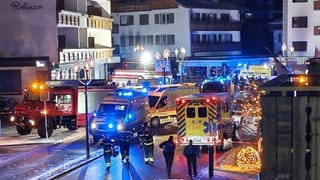 ಮದ್ಯದ ಅಮಲಲ್ಲಿ ಫುಟ್ಪಾತ್​​ಗೆ ಕಾರು ನುಗ್ಗಿಸಿದ ಚಾಲಕ: ಬಾಲಕಿ ಜಸ್ಟ್​​ ಮಿಸ್​​