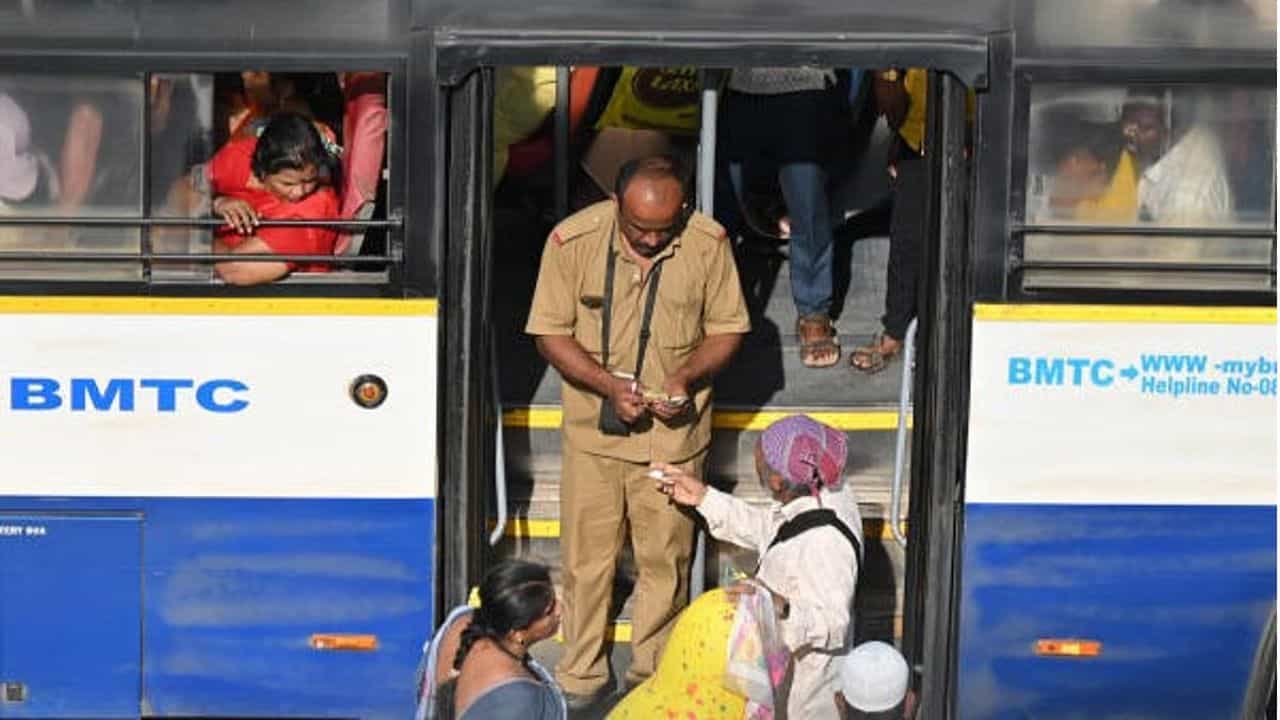 ಬಿಎಂಟಿಸಿ ಬಸ್ನಲ್ಲಿ 6 ರೂ. ಬದಲು 60 ಸಾವಿರ ರೂ ಫೋನ್ ಪೇ ಮಾಡಿದ ಪ್ರಯಾಣಿಕ, ಮುಂದೇನಾಯ್ತು ನೋಡಿ ಬಿಎಂಟಿಸಿ ಬಸ್ನಲ್ಲಿ 6 ರೂ. ಬದಲು 60 ಸಾವಿರ ರೂ ಫೋನ್ ಪೇ ಮಾಡಿದ ಪ್ರಯಾಣಿಕ, ಮುಂದೇನಾಯ್ತು ನೋಡಿ