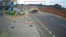 ಬಸ್​​ಗೆ ಹಿಂದಿನಿಂದ ಬೊಲೆರೋ ಪಿಕ್-ಅಪ್ ಡಿಕ್ಕಿ: ಚಾಲಕ ಬದುಕಿದ್ದೇ ಪವಾಡ