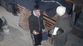 ಮುಚ್ಚಿದ್ದ ತರಕಾರಿ ಗಾಡಿಯಿಂದ ಒಂದು ಈರುಳ್ಳಿ ತೆಗೆದುಕೊಂಡು ಹಣವಿಟ್ಟ ಯುವಕರು