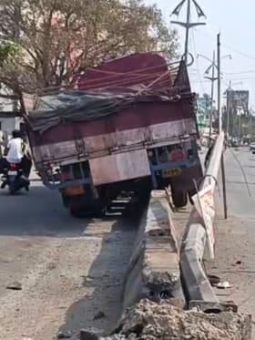 ನಿದ್ರೆ ಮಂಪರಿನಲ್ಲಿ ವಿದ್ಯುತ್​ ಕಂಬಕ್ಕೆ ಡಿಕ್ಕಿ ಹೊಡೆದ ಲಾರಿ ಚಾಲಕ