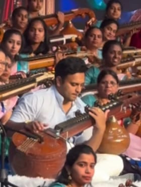 ಮೈಸೂರು ದೊರೆ ವೀಣೆ ನುಡಿಸುವ ಚಂದ ನೋಡಿ