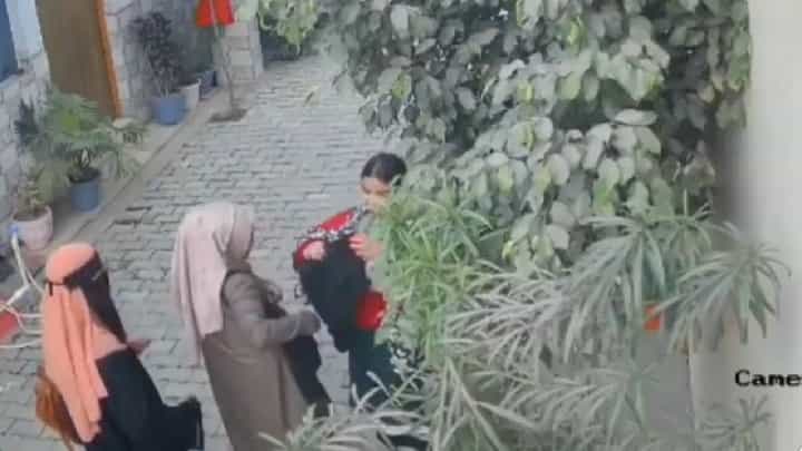 Video: ಹಿಂದೂ ಹುಡುಗಿಗೆ ಬುರ್ಖಾ ತೊಡಿಸಿದ ಮುಸ್ಲಿಂ ಸ್ನೇಹಿತೆಯರು Video: ಹಿಂದೂ ಹುಡುಗಿಗೆ ಬುರ್ಖಾ ತೊಡಿಸಿದ ಮುಸ್ಲಿಂ ಸ್ನೇಹಿತೆಯರು