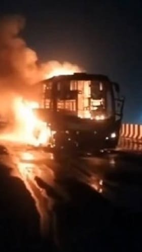 ವಿಶಾಖಪಟ್ಟಣಂನಲ್ಲಿ ಹೊತ್ತಿ ಉರಿದ ಖಾಸಗಿ ಬಸ್