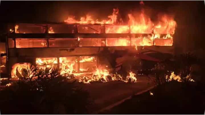 Video: ಆಂಧ್ರಪ್ರದೇಶದಲ್ಲಿ ಟ್ರಕ್ಗೆ ಡಿಕ್ಕಿ ಹೊಡೆದ ಬಸ್, ಕೂಡಲೇ ಹೊತ್ತಿಕೊಂಡ ಬೆಂಕಿ, ಮೂವರು ಸಜೀವ ದಹನ Video: ಆಂಧ್ರಪ್ರದೇಶದಲ್ಲಿ ಟ್ರಕ್ಗೆ ಡಿಕ್ಕಿ ಹೊಡೆದ ಬಸ್, ಕೂಡಲೇ ಹೊತ್ತಿಕೊಂಡ ಬೆಂಕಿ, ಮೂವರು ಸಜೀವ ದಹನ