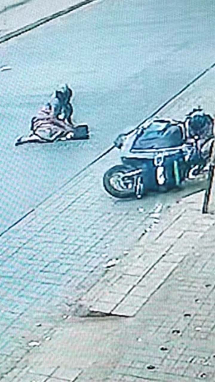 ಬಸ್ ಅಡಿ ಸಿಲುಕಿಕೊಳ್ಳುತ್ತಿದ್ದ ಮಹಿಳೆ ಜಸ್ಟ್ ಮಿಸ್‌!