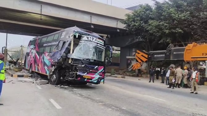 ವೇಗವಾಗಿ ಬಂದು ಟೋಲ್ ಬೂತ್​ಗೆ ಗುದ್ದಿದ ಬಸ್, ಭೀಕರ ದೃಶ್ಯ ಸಿಸಿಟಿವಿಲಿ ಸೆರೆ