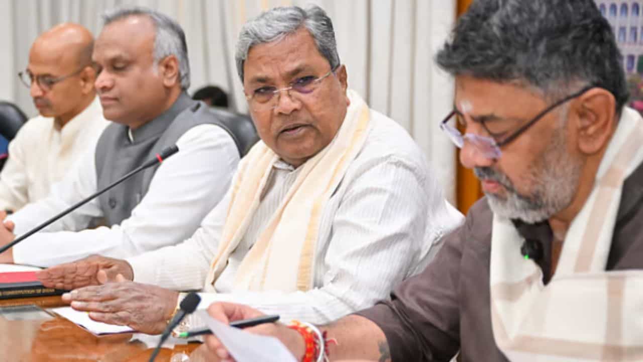 ಸಿದ್ದರಾಮಯ್ಯ ನೇತೃತ್ವದಲ್ಲಿ ಸಚಿವ ಸಂಪುಟ ಸಭೆ: ಕಾಂಗ್ರೆಸ್ ಭವನಕ್ಕೆ ಜಮೀನು, ಬಿ-ಖಾತಾದಾರರಿಗೆ ಜಾಮೂನು ಸಿದ್ದರಾಮಯ್ಯ ನೇತೃತ್ವದಲ್ಲಿ ಸಚಿವ ಸಂಪುಟ ಸಭೆ: ಕಾಂಗ್ರೆಸ್ ಭವನಕ್ಕೆ ಜಮೀನು, ಬಿ-ಖಾತಾದಾರರಿಗೆ ಜಾಮೂನು