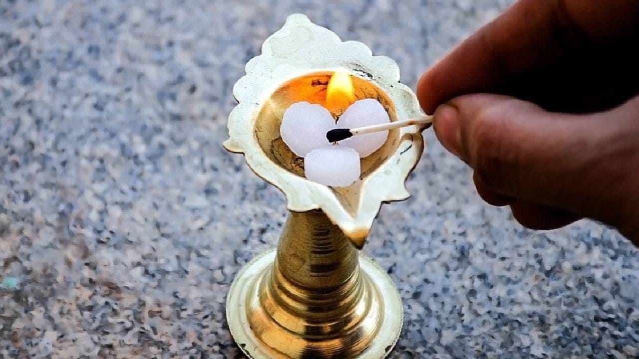 Hindu Rituals: ಸಂಜೆ ಹೊತ್ತು ಮನೆಯಲ್ಲಿ ಕರ್ಪೂರವನ್ನು ಉರಿಸಿ; ಪ್ರಯೋಜನ ಸಾಕಷ್ಟಿವೆ Hindu Rituals: ಸಂಜೆ ಹೊತ್ತು ಮನೆಯಲ್ಲಿ ಕರ್ಪೂರವನ್ನು ಉರಿಸಿ; ಪ್ರಯೋಜನ ಸಾಕಷ್ಟಿವೆ