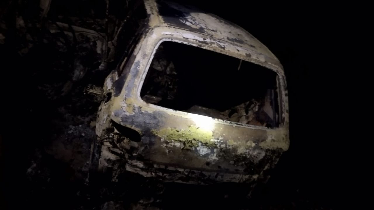 ಹೊನ್ನಾವರದ ಬಳಿ ಪಲ್ಟಿಯಾಗಿ ಹೊತ್ತಿ ಉರಿದ ಕಾರು: ಗುರುತು ಸಿಗದಂತೆ ಸುಟ್ಟು ಕರಕಲಾದ ಇಬ್ಬರು! ಹೊನ್ನಾವರದ ಬಳಿ ಪಲ್ಟಿಯಾಗಿ ಹೊತ್ತಿ ಉರಿದ ಕಾರು: ಗುರುತು ಸಿಗದಂತೆ ಸುಟ್ಟು ಕರಕಲಾದ ಇಬ್ಬರು!