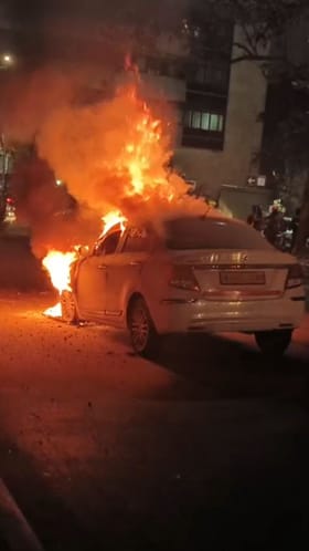 ನಡು ರಸ್ತೆಯಲ್ಲಿ ಅಗ್ನಿಗೆ ಆಹುತಿಯಾದ ಕಾರು