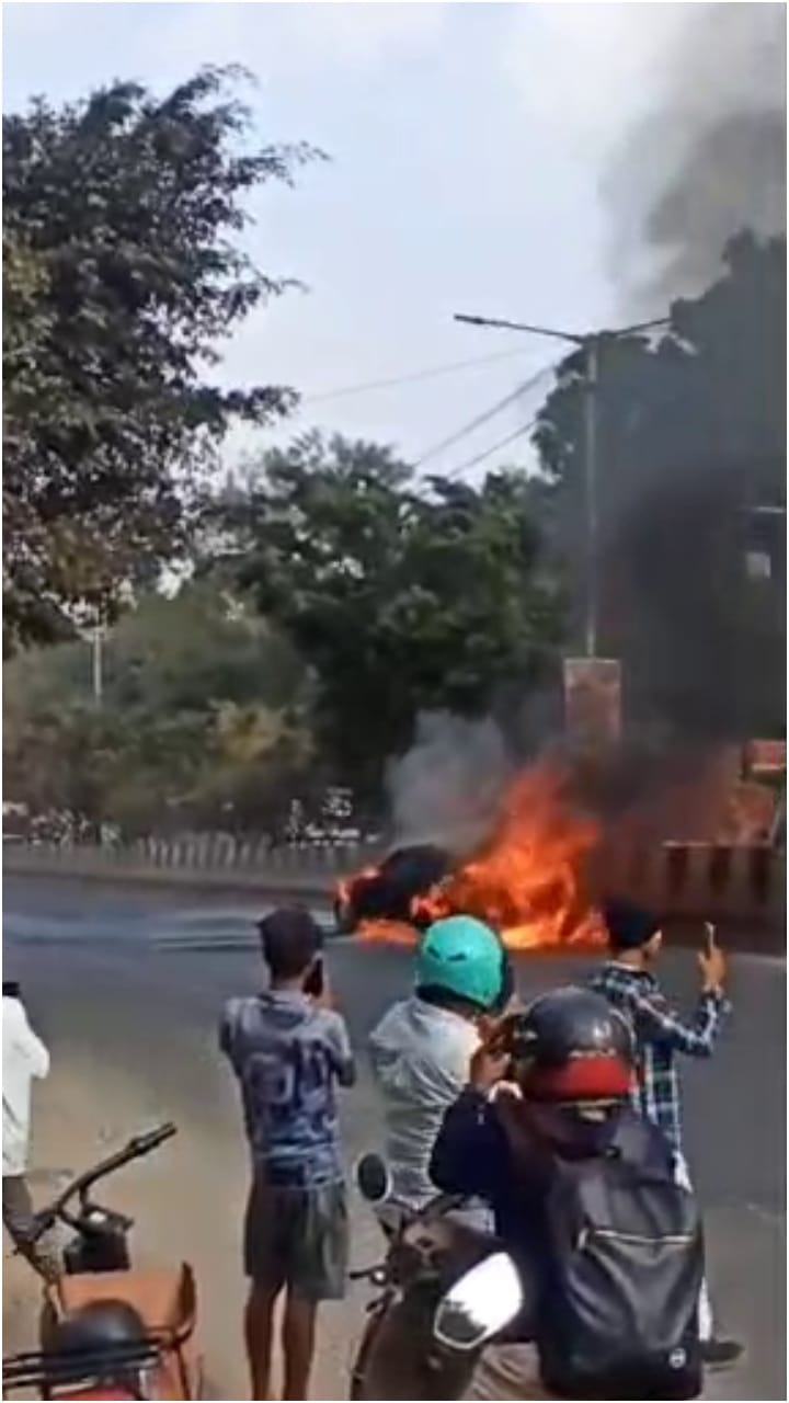 ಬೆಂಗಳೂರು: ನಡುರಸ್ತೆಯಲ್ಲಿ ಏಕಾಏಕಿ ಹೊತ್ತಿ ಉರಿದ ಬೆಂಜ್ ಕಾರು