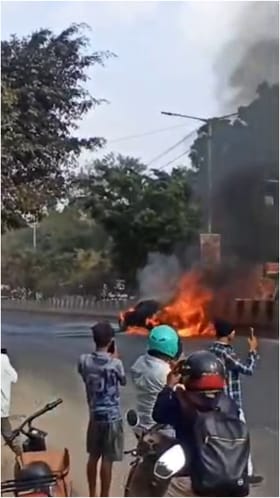 ಬೆಂಗಳೂರು: ನಡುರಸ್ತೆಯಲ್ಲಿ ಏಕಾಏಕಿ ಹೊತ್ತಿ ಉರಿದ ಬೆಂಜ್ ಕಾರು