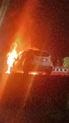 ನೋಡ ನೋಡುತ್ತಿದ್ದಂತೆ ಹೆದ್ದಾರಿಯಲ್ಲಿ ಹೊತ್ತಿ ಉರಿದ ಕಾರು