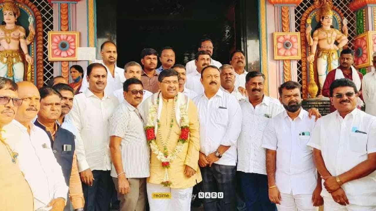 ಇನ್ನು ಸ್ಥಳಕ್ಕೆ ಹದಡಿ ಠಾಣೆ ಪೊಲೀಸರು ಹಾಗೂ ಸೊಕೋ ಟೀಮ್ ಆಗಮಿಸಿ ಪರಿಶೀಲನೆ ನಡೆಸಿದ್ದು, ಕಾರಿನಲ್ಲಿದ್ದ ಚಂದ್ರಶೇಖರ್ ಮೃತದೇಹ ಹಾಗೂ ಕಾರು ಅಸ್ಥಿಪಂಜರದಂತಾಗಿದೆ. ಯಾವ ರೀತಿ ಘಟನೆಯಾಗಿದೆ ಎನ್ನುವುದನ್ನು ಸೊಕೋ ಟೀಮ್ ಕ್ರೈಂ ಸೀನ್ ರೀ ಕ್ರೀಯೇಟ್ ಮಾಡುತ್ತಿದ್ದು, ಸ್ಥಳಕ್ಕೆ ಎಸ್ ಪಿ ಉಮಾ ಪ್ರಶಾಂತ್ ಭೇಟಿ ನೀಡಿ ಪರಿಶೀಲನೆ ನಡೆಸಿದರು.