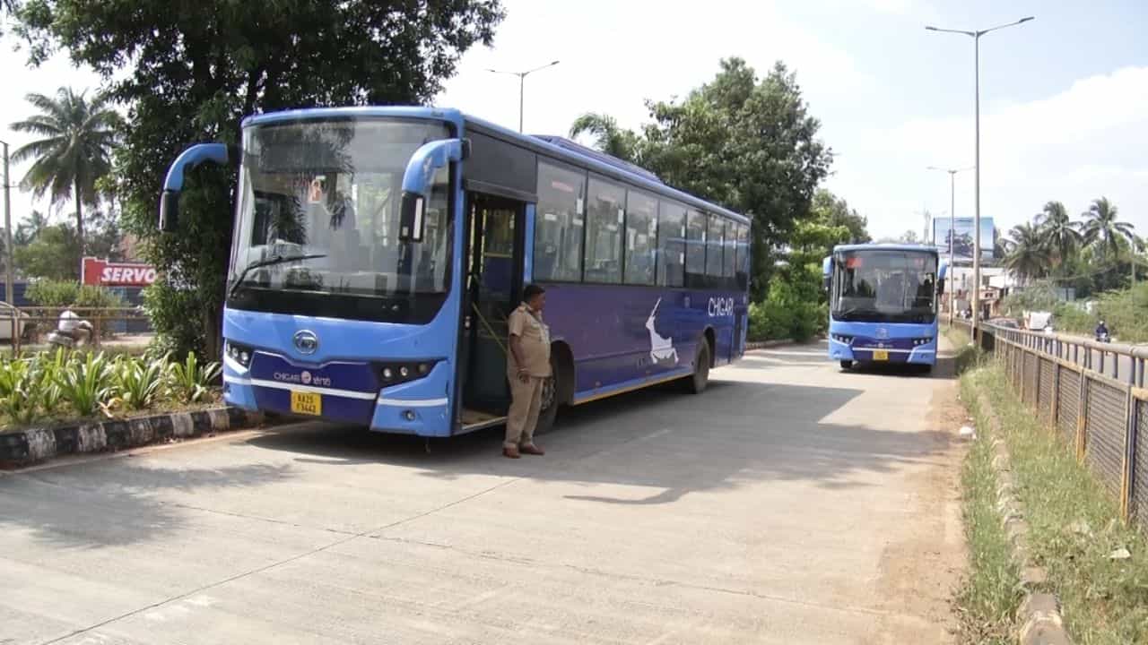ರಸ್ತೆ ಮಧ್ಯೆಯೇ ಕೆಟ್ಟು ನಿಲ್ತಿವೆ ಕೋಟಿ ಕೋಟಿ ಕೊಟ್ಟು ತಂದ ಬಸ್ಗಳು: ಚಿಗರಿ ನಿರ್ವಹಣೆಯೇ ಈಗ ಸವಾಲು! ರಸ್ತೆ ಮಧ್ಯೆಯೇ ಕೆಟ್ಟು ನಿಲ್ತಿವೆ ಕೋಟಿ ಕೋಟಿ ಕೊಟ್ಟು ತಂದ ಬಸ್ಗಳು: ಚಿಗರಿ ನಿರ್ವಹಣೆಯೇ ಈಗ ಸವಾಲು!