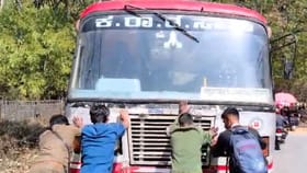 ಚಿಕ್ಕಮಗಳೂರು: ದಾರಿ ಮಧ್ಯೆ ಕೆಟ್ಟು ನಿಂತ ಕೆಎಸ್​​​ಆರ್​​ಟಿಸಿ ಬಸ್