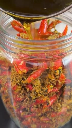 ಎಷ್ಟು ಸುಲಭವಾಗಿ ರೆಡಿ ಚಿಲ್ಲಿ ಉಪ್ಪಿನಕಾಯಿ ಮಾಡಬಹುದು ಗೊತ್ತಾ?